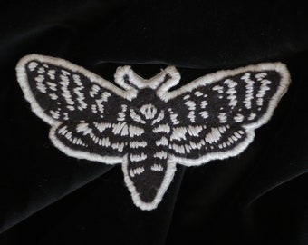 Écussons thermocollant brodé à la main Papillon de nuit Acherontia Moth