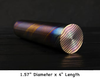 チタンダマスカスロッド 直径1.57インチ x 長さ4インチ (40 mm x 101 mm) - エキゾチックメタル - アート素材 - MokuTiロッド - チタンブランクダマスカスパターン
