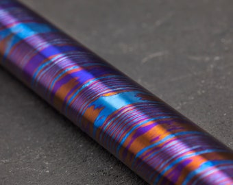 Varilla de titanio de Damasco (4 aleaciones / patrón de torsión) 0,63&quot; de diámetro x 12&quot; de largo (16 mm x 304 mm) - Varilla Mokuti - Metales exóticos - Metal para arte