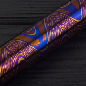 Titan Damaszener Stück Wellenmuster 2,5 cm Durchmesser x 2,5 cm Länge ~ Exotische Metalle - Art Mokuti Bar - Metall für Kunst - Handwerkliche Materialien