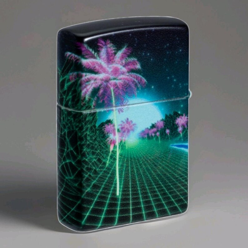 Puede incluir: Encendedor negro con un dise&ntilde;o retro. Presenta una cuadr&iacute;cula verde ne&oacute;n, palmeras moradas y una luna azul sobre un cielo estrellado azul oscuro. El encendedor tiene un acabado brillante y una forma rectangular cl&aacute;sica.