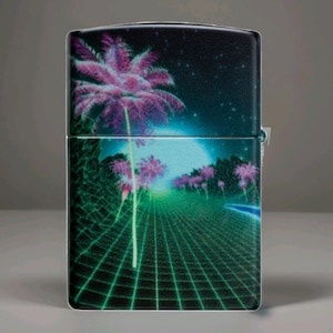 Puede incluir: Un encendedor de metal negro con un dise&ntilde;o retro que presenta una cuadr&iacute;cula verde ne&oacute;n, palmeras y una luna llena. Las palmeras son de color rosa vibrante, sobre un cielo azul oscuro con estrellas.