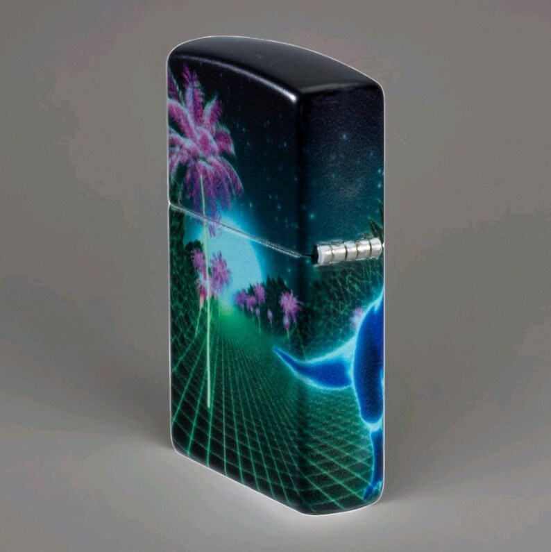 Puede incluir: Encendedor negro con un dise&ntilde;o vibrante de estilo retro. La obra de arte presenta un paisaje de palmeras en azul ne&oacute;n y p&uacute;rpura bajo un cielo estrellado. El encendedor tiene un acabado brillante.