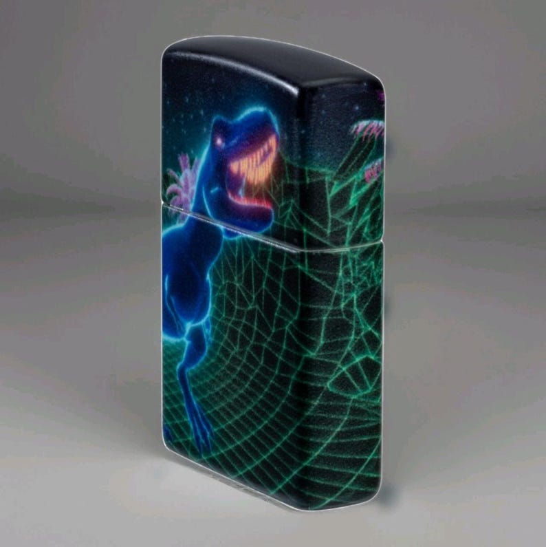 Puede incluir: Encendedor negro con un dise&ntilde;o de dinosaurio azul ne&oacute;n. El dinosaurio se encuentra sobre un fondo estrellado y un dise&ntilde;o de telara&ntilde;a verde. El encendedor tiene un acabado brillante.