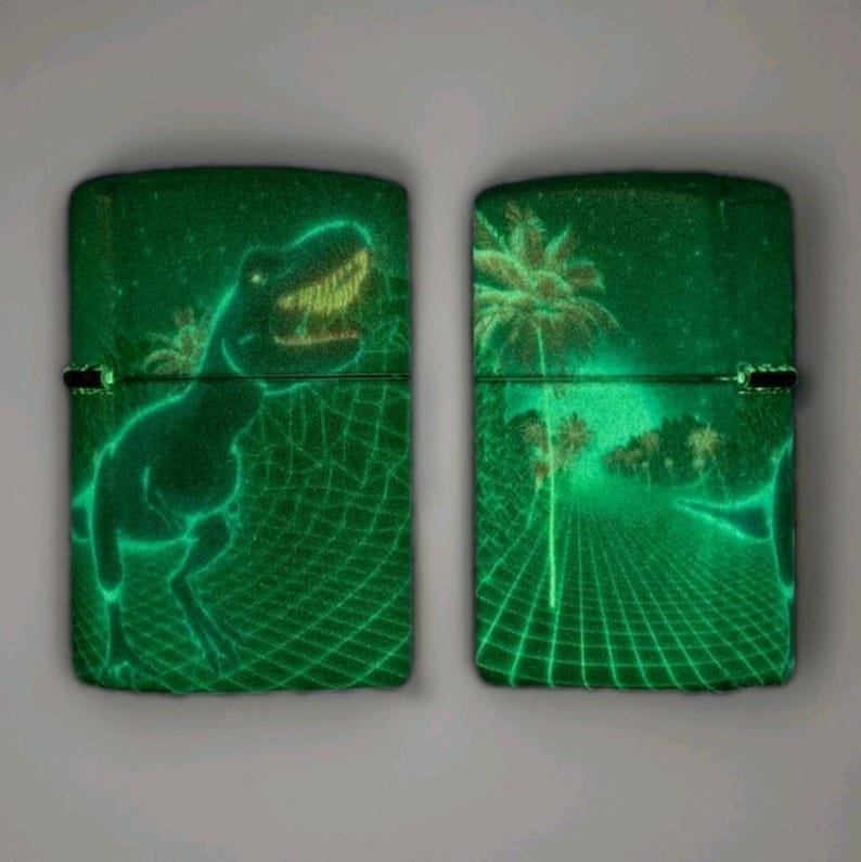 Puede incluir: Dos encendedores verdes con un dise&ntilde;o retro. Uno presenta un contorno de dinosaurio sobre una cuadr&iacute;cula, el otro tiene palmeras y una cuadr&iacute;cula. Ambos tienen una bisagra negra y un acabado met&aacute;lico.