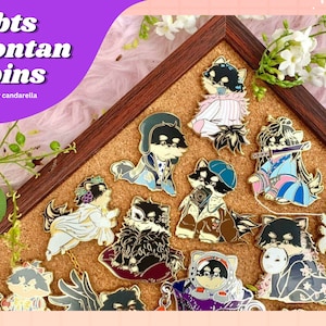 Puede incluir: Una colecci&oacute;n de 13 pines de esmalte con perros de dibujos animados en varias poses y atuendos. Los pines se muestran en un tablero de corcho con un marco de madera. Los pines son todos de color dorado y tienen un acabado brillante. Los pines son parte de un conjunto llamado "bts yeontan pins" de "candarella".