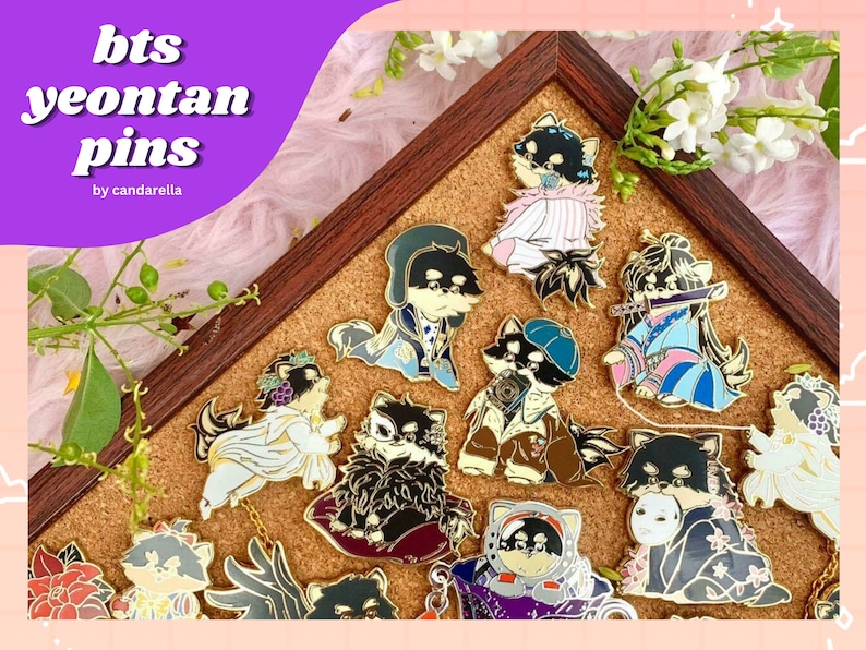 Puede incluir: Una colecci&oacute;n de 13 pines de esmalte con perros de dibujos animados en varias poses y atuendos. Los pines se muestran en un tablero de corcho con un marco de madera. Los pines son todos de color dorado y tienen un acabado brillante. Los pines son parte de un conjunto llamado "bts yeontan pins" de "candarella".