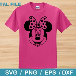 Op de afbeelding: Een magenta t-shirt met een zwarte afbeelding van Minnie Mouse's gezicht, inclusief haar stippen strik. De woorden "DIGITAL FILE" staan bovenaan en "SVG / PNG / EPS / DXF" onderaan.