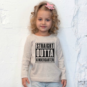 Puede incluir: Una camiseta de manga larga gris claro con un gr&aacute;fico negro que dice "STRAIGHT OUTTA KINDERGARTEN".