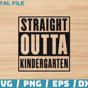 Puede incluir: Dise&ntilde;o gr&aacute;fico en blanco y negro con el texto "Straight Outta Kindergarten" en una fuente en negrita y de bloque.