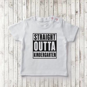 Puede incluir: Camiseta blanca con texto negro que dice "STRAIGHT OUTTA KINDERGARTEN".