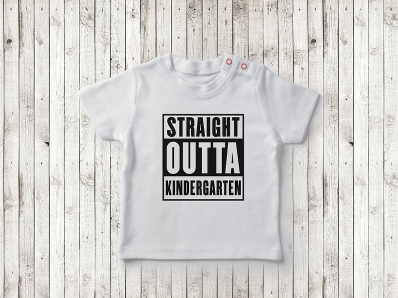Puede incluir: Camiseta blanca con texto negro que dice "STRAIGHT OUTTA KINDERGARTEN".