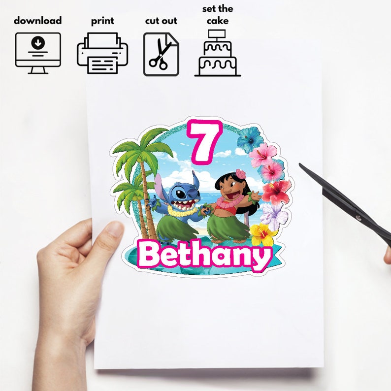 Puede incluir: Un adorno para tarta colorido con los personajes Stitch y Lilo, el n&uacute;mero 7 y el nombre Bethany. El dise&ntilde;o incluye palmeras y flores tropicales, perfecto para una fiesta de cumplea&ntilde;os.