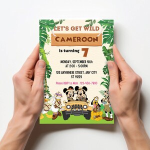 K&ouml;nnte beinhalten: Eine Dschungel-Geburtstagseinladung f&uuml;r ein Kind, das 7 Jahre alt wird. Die Einladung zeigt Mickey Mouse und seine Freunde in einem Jeep, mit dem Text "Let's Get Wild Cameron is turning 7" und Details zur Party.
