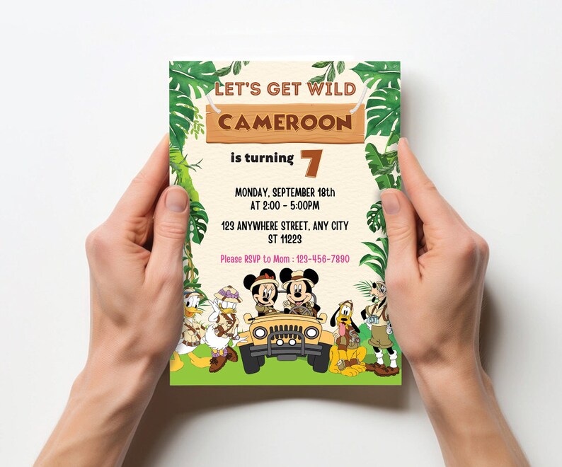 K&ouml;nnte beinhalten: Eine Dschungel-Geburtstagseinladung f&uuml;r ein Kind, das 7 Jahre alt wird. Die Einladung zeigt Mickey Mouse und seine Freunde in einem Jeep, mit dem Text "Let's Get Wild Cameron is turning 7" und Details zur Party.