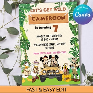 Könnte beinhalten: Eine Geburtstagseinladung mit Mickey Mouse und seinen Freunden auf einem Dschungelabenteuer. Die Einladung ist für Camerons 7. Geburtstagsparty. Sie enthält das Datum, die Uhrzeit und den Ort der Party. Der Text "Let's Get Wild" ist auf einem braunen Holzschild geschrieben. Der Hintergrund ist eine grüne Dschungelszene mit Blättern und Ranken.