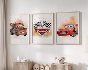 Puede incluir: Conjunto de tres impresiones en acuarela enmarcadas con coches de dibujos animados. Una impresión muestra una grúa marrón, otra tiene un diseño de bandera a cuadros con el nombre "Patrick", y la tercera representa un coche de carreras rojo.