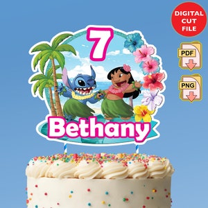 Puede incluir: Un adorno para pastel con los personajes Stitch y Lilo de la pel&iacute;cula de Disney Lilo & Stitch, con el n&uacute;mero 7 y el nombre "Bethany". El adorno est&aacute; decorado con flores tropicales y palmeras, y se coloca encima de un pastel glaseado blanco.