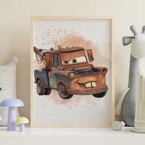 Peut inclure: Illustration &agrave; l'aquarelle d'une d&eacute;panneuse marron souriante, sur fond clair avec des &eacute;claboussures de peinture orange. Le camion a des accents bleus et verts et est encadr&eacute; dans un cadre en bois clair.