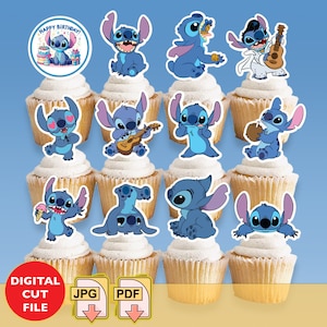 Könnte beinhalten: Zwölf blaue Cupcake-Topper mit Stitch aus Lilo & Stitch. Jeder Topper zeigt Stitch in einer anderen Pose, darunter Gitarre spielen, Kekse essen und eine Kokosnuss halten. Die Topper sind auf weißem Karton gedruckt und können ausgeschnitten und zum Dekorieren von Cupcakes verwendet werden.