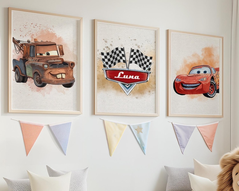 Peut inclure: Trois impressions d'art encadr&eacute;es repr&eacute;sentant des voitures de dessins anim&eacute;s. L'une montre une d&eacute;panneuse rouill&eacute;e, une autre un embl&egrave;me de course avec "Luna", et la troisi&egrave;me une voiture de course rouge. Des guirlandes d&eacute;coratives sont suspendues en dessous.