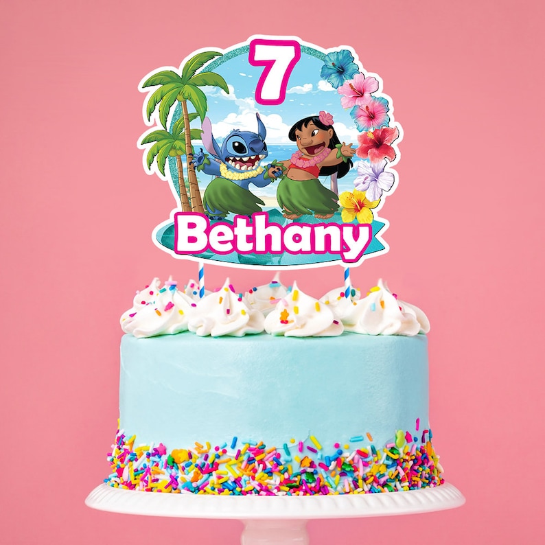 Puede incluir: Una tarta de cumplea&ntilde;os con glaseado azul, chispas de colores y remolinos de glaseado blanco. Un adorno para tarta presenta el n&uacute;mero 7, el nombre "Bethany" y los personajes de dibujos animados Stitch y Lilo en un entorno tropical.