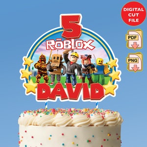 Puede incluir: Un adorno para pastel rojo y amarillo con la palabra "Roblox" y el número "5" en él. El adorno también tiene una pancarta roja con el nombre "David" en él. El adorno presenta un grupo de personajes de Roblox, incluyendo un caballero, un robot, un constructor, un pirata y un zombie.