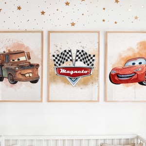 Peut inclure: Trois impressions encadr&eacute;es &agrave; l'aquarelle repr&eacute;sentant des personnages du film Cars. Les impressions comprennent un camion de remorquage marron, un logo avec le mot "Magneto" et une voiture de course rouge. Les impressions sont affich&eacute;es sur un mur blanc.