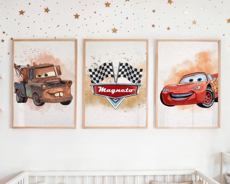 Peut inclure: Trois impressions encadr&eacute;es &agrave; l'aquarelle repr&eacute;sentant des personnages du film Cars. Les impressions comprennent un camion de remorquage marron, un logo avec le mot "Magneto" et une voiture de course rouge. Les impressions sont affich&eacute;es sur un mur blanc.