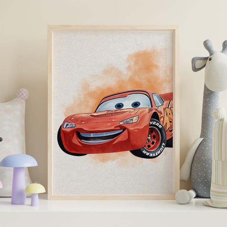 Peut inclure: Impression encadr&eacute;e d'une voiture de course rouge souriante avec des yeux bleus. La voiture porte le num&eacute;ro 95 sur le c&ocirc;t&eacute; et se d&eacute;tache sur un fond orange et blanc. L'&oelig;uvre est dans un cadre en bois.