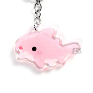 Llavero acrílico con brillantina de tiburón nodriza rosa / Animal marino kawaii chibi / Lindo llavero de recuerdo de acuario con criatura marina de dibujos animados