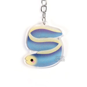 Llavero acrílico con purpurina de anguila de cinta / Amuleto artístico kawaii de animales marinos chibi para amantes del océano / Lindo llavero de recuerdo de criatura marina de dibujos animados