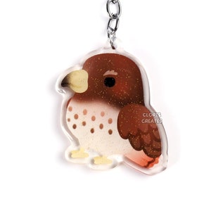Llavero acrílico de halcón de cola roja, diseño de raptor chibi de dibujos animados, con purpurina de doble cara, ideal como regalo para amantes de las aves rapaces exóticas.