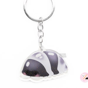Llavero con forma de insecto isópodo negro, diseño de panda rey, con purpurina de doble cara, ideal como regalo para entomólogo o amante de los animales.