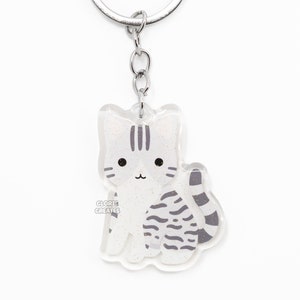 Porte-clés acrylique chat tigré gris argenté pour race d'animal de compagnie | Fermeture à glissière scintillante Art animalier Chibi dessin animé | Cadeau commémoratif de perte de chaton mignon kawaii