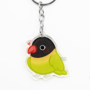 Llavero acrílico de agapornis con máscara verde, diseño de loro, con purpurina de dibujos animados kawaii, regalo para amantes de las mascotas exóticas chibi.