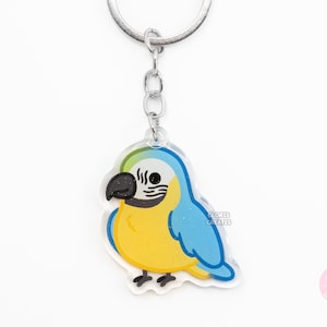 Llavero acrílico de guacamayo azul y dorado con diseño de ave, estilo kawaii de dibujos animados, de doble cara, ideal como regalo para amantes de las mascotas exóticas.
