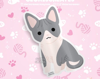 Puede incluir: Una pegatina con una ilustración de dibujos animados de un gato sin pelo gris y blanco sentado sobre un fondo rosa con huellas de patas blancas, corazones y ovillos de lana.