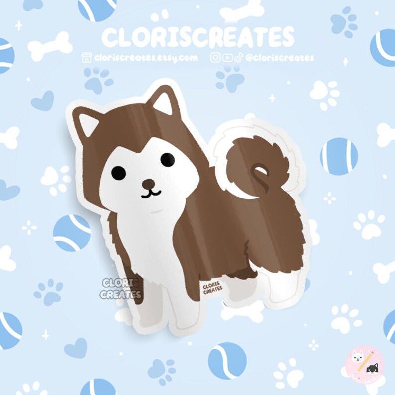 Pode incluir: Um autocolante com um c&atilde;o husky de desenho animado com pelo castanho e branco. O autocolante tem uma borda branca e est&aacute; sobre um fundo azul claro com pegadas, bolas de t&eacute;nis e o texto "CLORISCREATES".