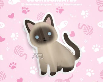 Pode incluir: Um autocolante com um gato siamês de desenho animado com olhos azuis, orelhas castanhas e cauda castanha escura. O gato está sentado sobre um fundo rosa com pegadas brancas, corações, peixes e ilustrações de novelos de lã. O texto "CLORISCREATES" é visível.