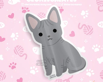 Puede incluir: Una pegatina con un gato Sphynx de dibujos animados gris con ojos grandes y un fondo rosa con huellas de patas blancas, corazones y ovillos de lana.