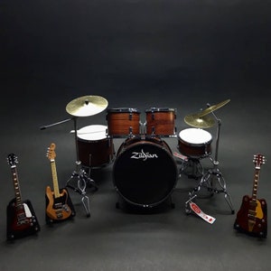 Miniatuurdrumset bruin exclusief en miniatuurgitaren voor displaycadeau
