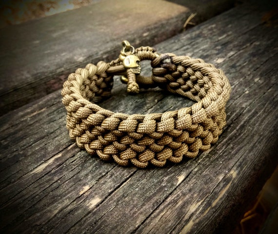 Handmade Paracord Bracelet, Color Coyote Brown, Bronze Metal Shackle and Fashionable Bronze Metal Skull.