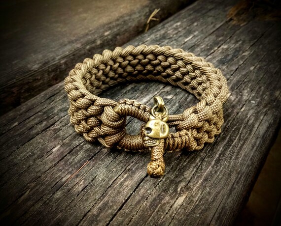 Handmade Paracord Bracelet, Color Coyote Brown, Bronze Metal Shackle and  Fashionable Bronze Metal Skull. 