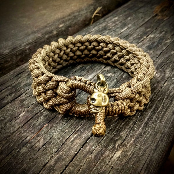 Handmade Paracord Bracelet, color coyote brown, bronze metal shackle and Fashionable bronze metal skull.