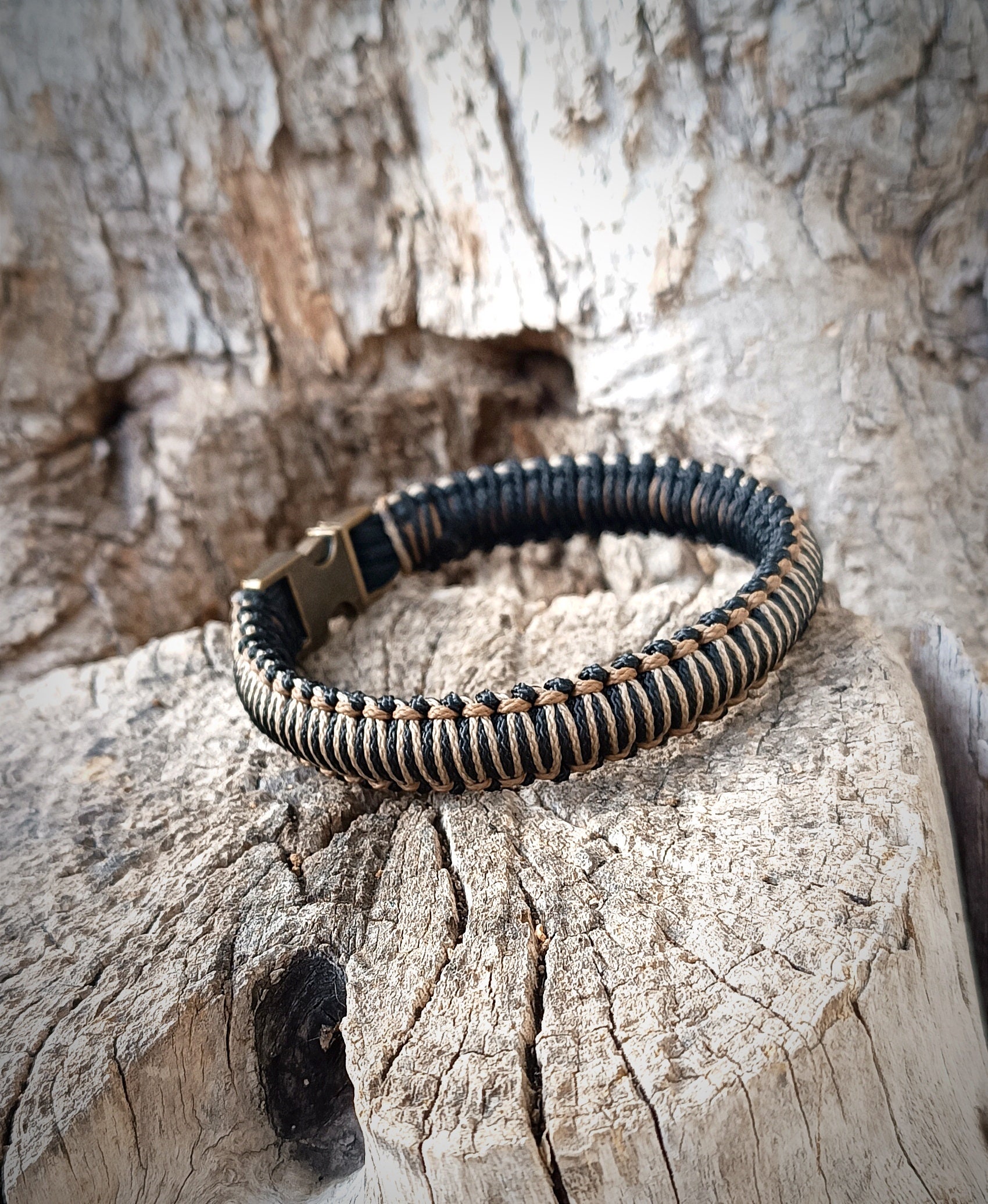 Paracord Stitched Fishtail Bracelet. (Black with M Stripes) – Surf City  Paracord, Inc.