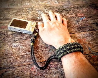 Camera wrist strap, handmade camera strap, color green and black. Metal carabiner and skull bead.