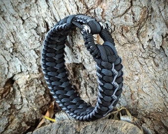 Handgefertigtes Armband aus Paracord in den Farben schwarz und graphit.