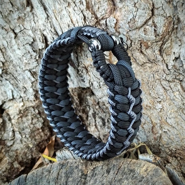 Handgefertigtes Armband aus Paracord in den Farben schwarz und graphit.