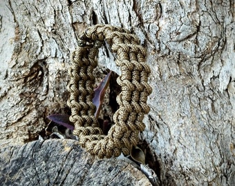 Paracord bracelet, color coyote brown. Made with paracord type II.